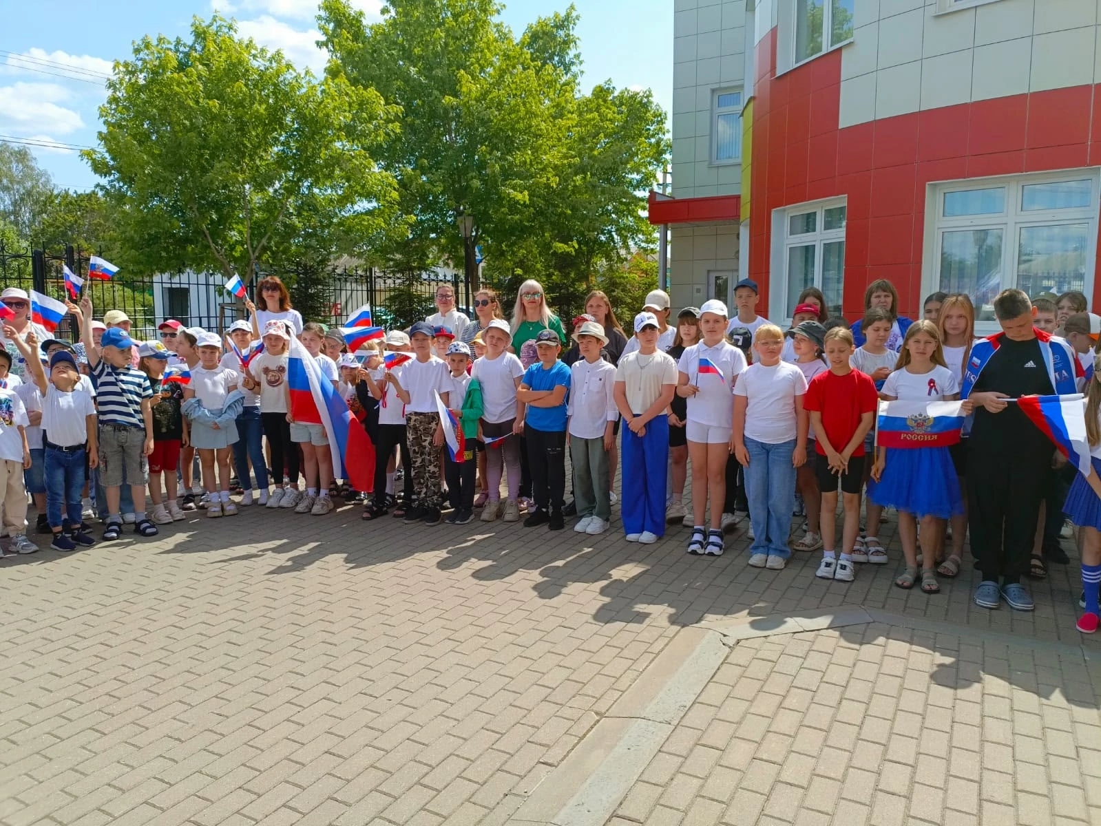 Торжественная линейка ко Дню России.